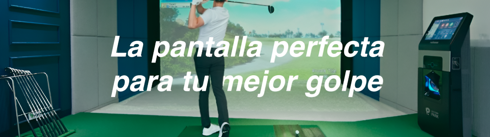 Jugador de golf usando pantalla de impacto en simulador de golf indoor.